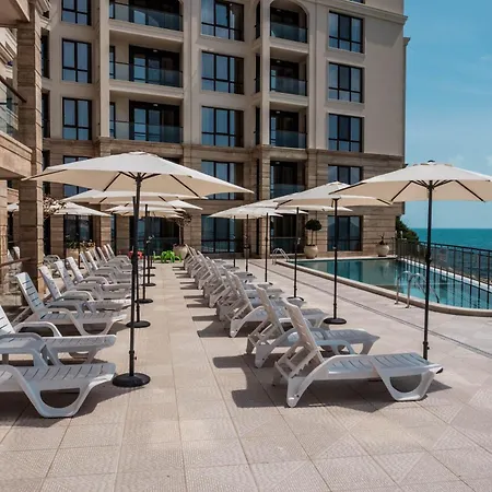 Cabacum Pleasure Beachfront - 50m To And Pool Апартхотел Варна