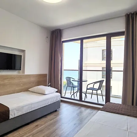 Apartahotel Cabacum Pleasure Beachfront - 50m To And Pool Varna